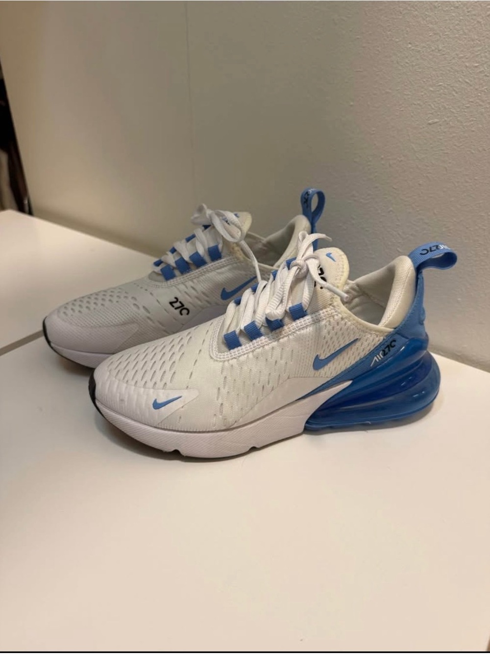 Nike womens Air Max 270 White/Blue Athletic Sneakers